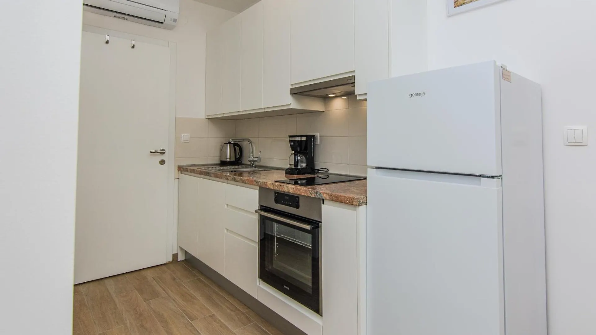 Aparthotel House Calm Forest 5 Minutes Walking From The Sandy Beach Privlaka